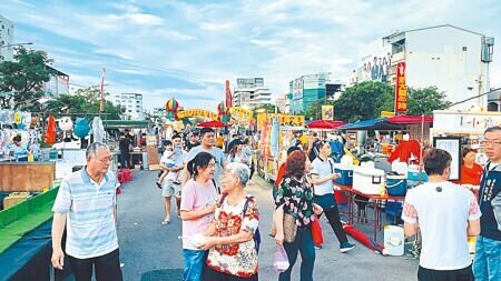 台東市觀光夜市原址辦理環境改善工程,施工期間夜市遷至南京路市民廣場營業,廣場空間較寬敞、動線更順暢,民眾不再人擠人逛夜市。(蕭嘉蕙攝)