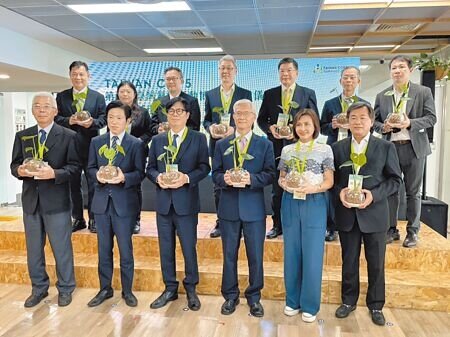 
高市府29日舉辦「2025台灣氣候行動博覽會TAIWAN COP5啟動儀式暨韌性城市工作坊」，高雄市長陳其邁（前排左三）前來共襄盛舉。（洪浩軒攝）
