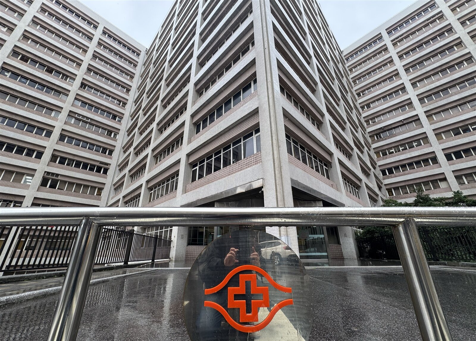 衛福部健保署昨公布一一二年度醫院財報，最賺錢醫院前五名分別為林口長庚、高雄長庚、中國附醫、台中榮總、台北榮總。林口長庚連續八年拿下最賺錢醫院榜首。記者許正宏／攝影 
