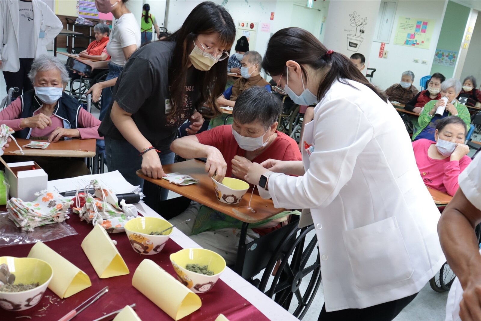 衛部福部彰化醫院今到埔心鄉護康護理之家教長者做香包。記者簡慧珍/攝影