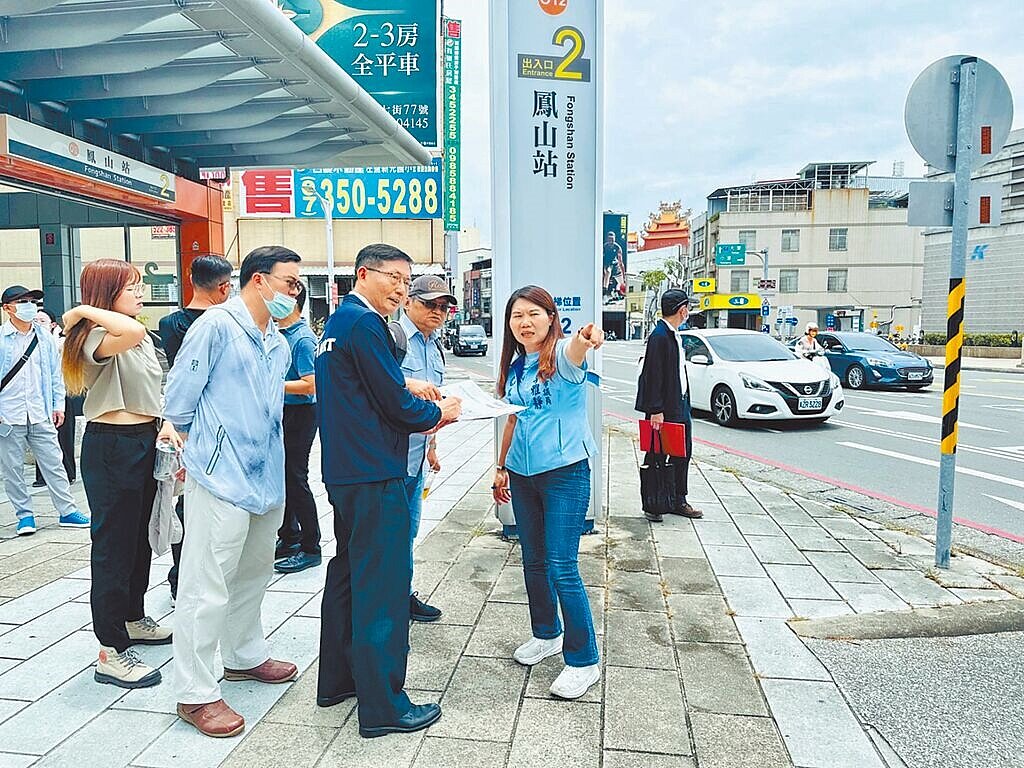 高市議員李雅靜(前右一)29日邀集高市府相關局處前往捷運鳳山站會勘,並提出打造連接鳳山火車站與捷運鳳山站地下通道的建議,形塑「類共構」生活圈。圖/李雅靜提供