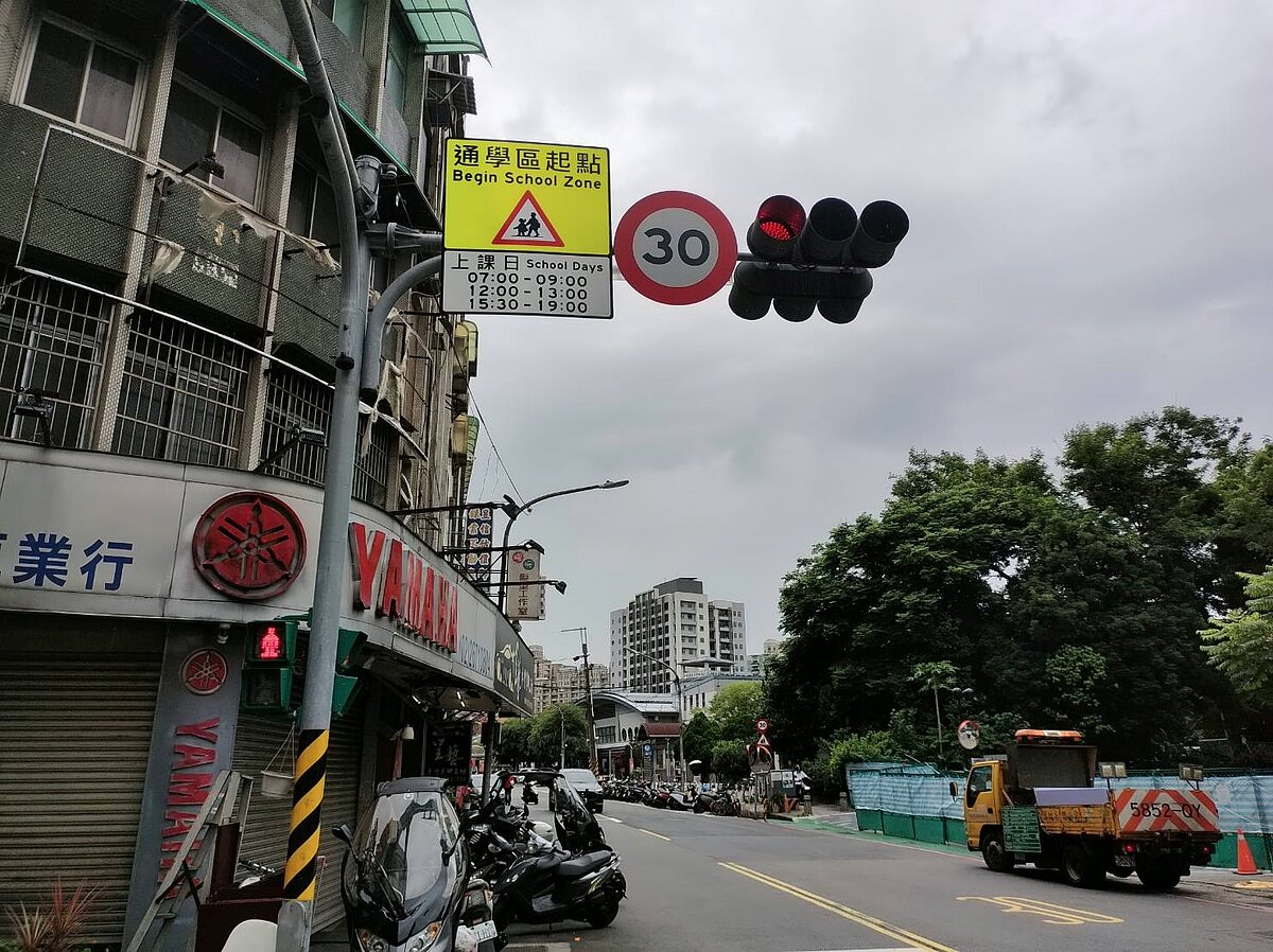 北大國小國光街增設通學區標誌提醒駕駛人減速慢行。圖／交通局提供

