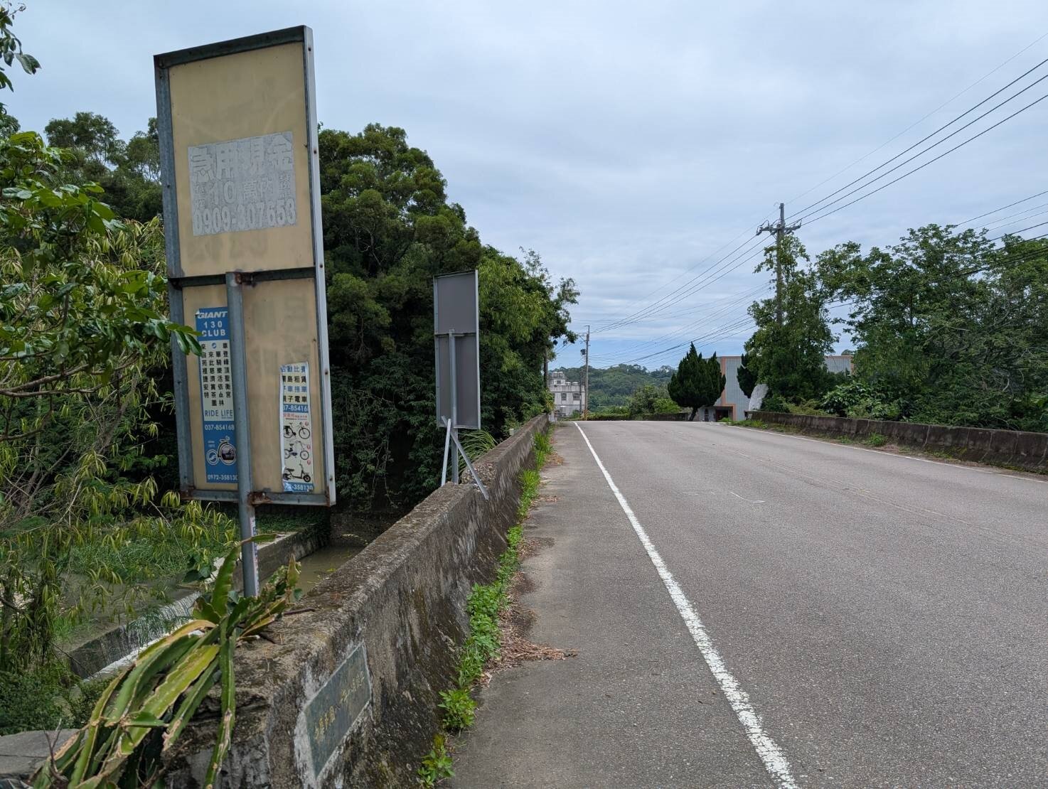 稽查重點主要針對道路邊溝、護欄及橋樑等易發生違規地點進行全面稽查拆除。記者吳傑沐/攝影