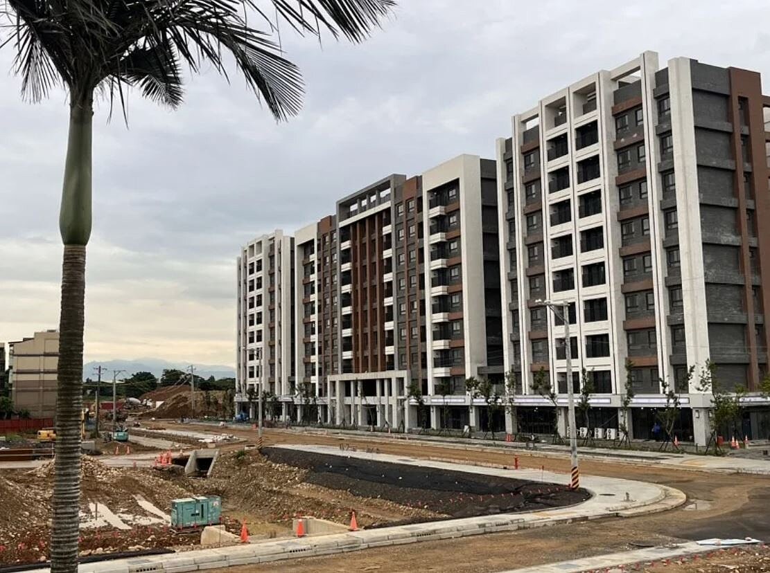 桃園航空城拆遷安置戶無論選配地或選屋,都面臨貸款問題,圖為大園區中正東路的安置住宅。圖/議員徐其萬服務處提供