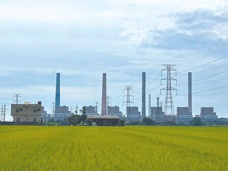 藍委張嘉郡提案,碳費50%撥交給地方主管機關。圖為台中火力發電廠。(本報資料照片)