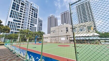 
台南市北區重興里社區籃球場因球友晚間打球喧嘩妨害安寧卻屢勸不聽，正興建鐵圍籬，以後時間一到就上鎖。（程炳璋攝）
