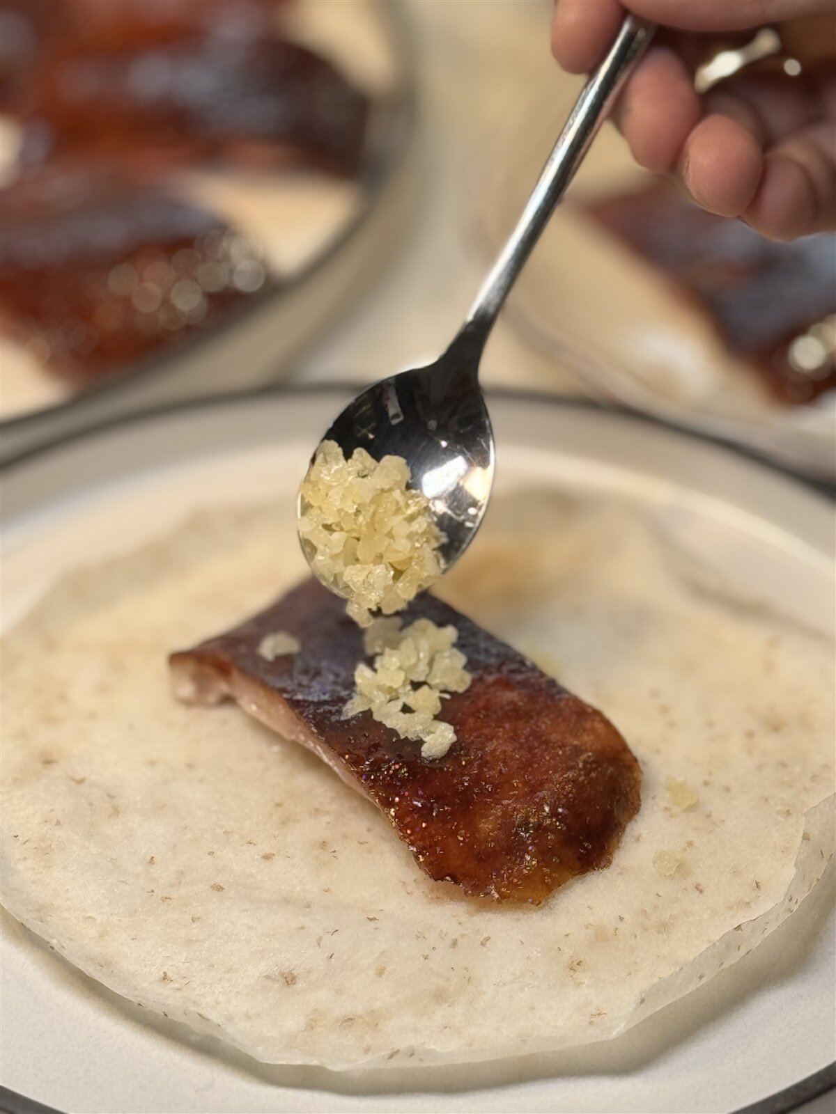 4片鴨片脆皮佐搭跳跳糖,入口像鴨片在跳舞。記者羅建怡/攝影