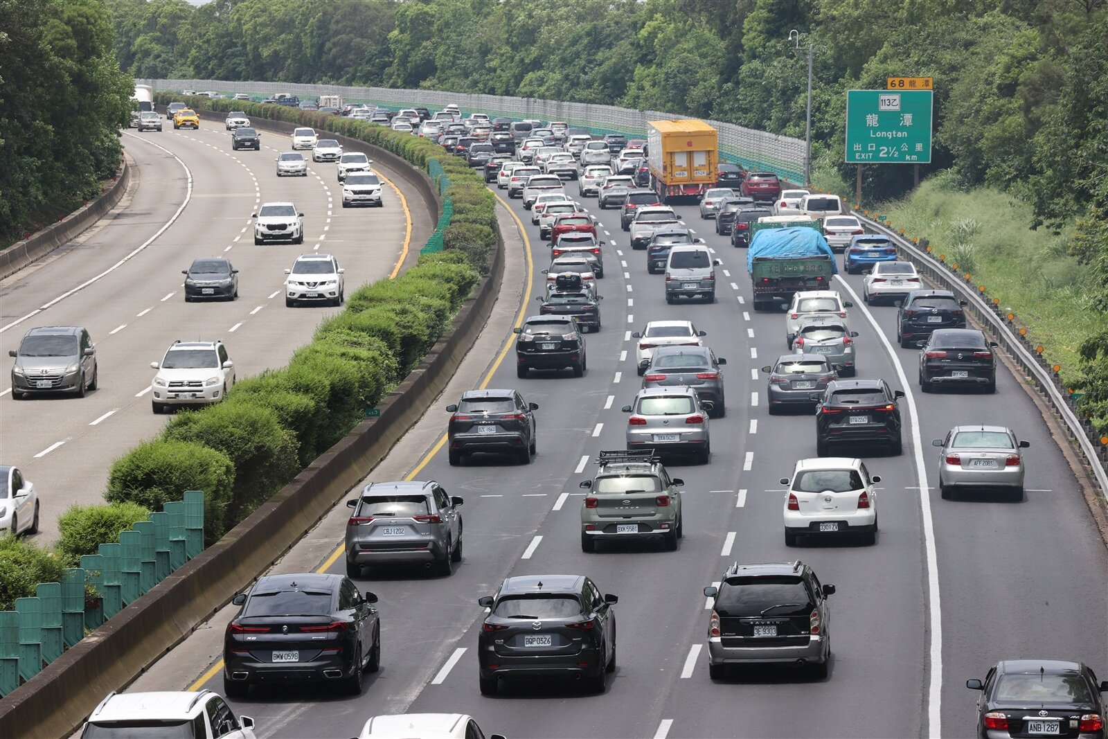 端午節連假迎好天氣,今天端午節將出現大量出遊及提前返回工作崗位車潮。圖為昨天國道3號龍潭路段車多壅塞。記者許正宏/攝影