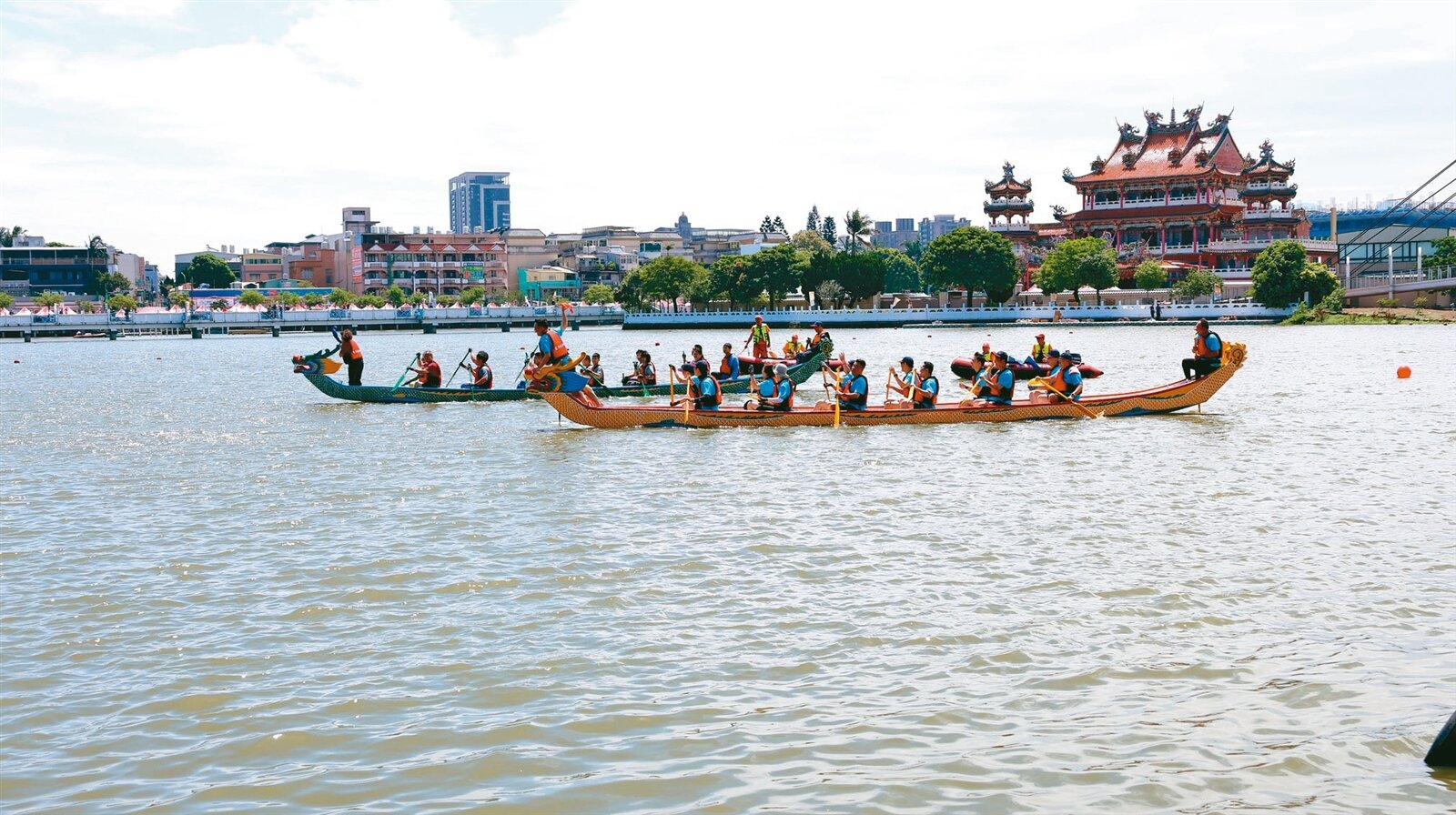端午3天假期登場,桃園市划龍舟競賽於龍潭大池舉行,民眾反映水質不差。記者翁唯真/攝影