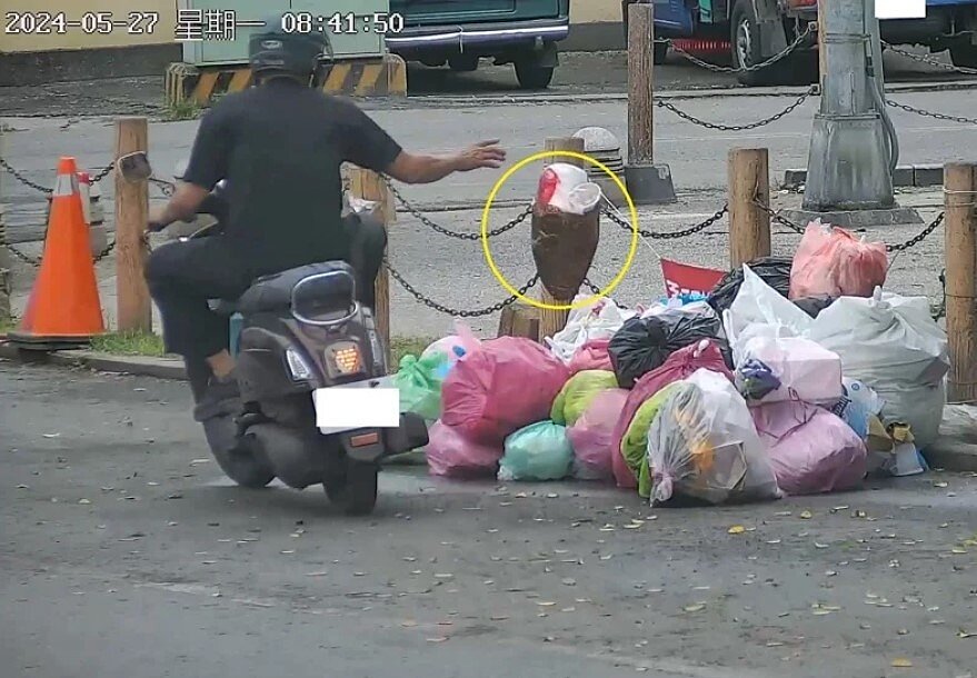 民眾亂丟家用垃圾堆積在路邊街口,沒公德心又影響環境衛生。圖/記者郭韋綺翻攝