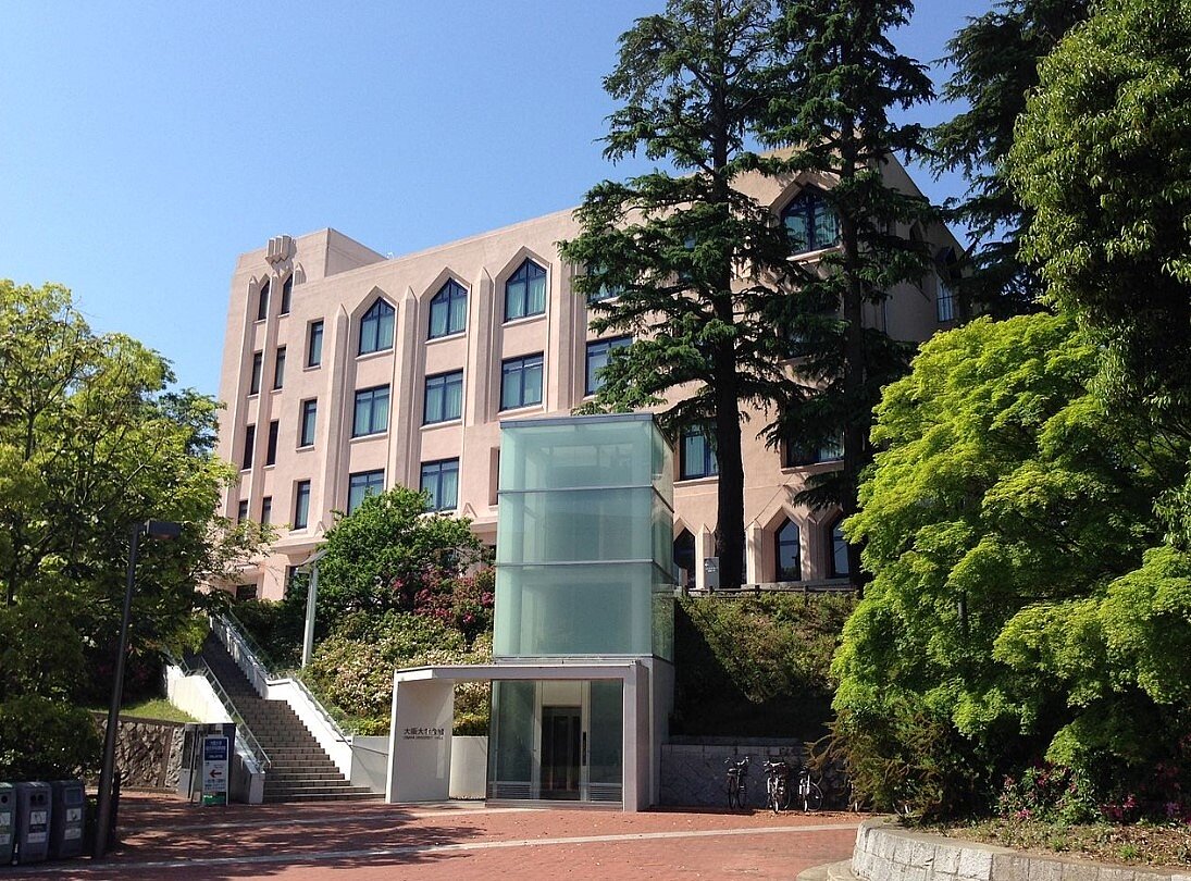 路透報導,在日本排名頂尖的大阪大學,祭出學費豁免及研究補助,並對有意轉學或轉任的美國學術機構中的研究人員及學生,提供行程安排。圖為大阪大學會館。圖/維基百科