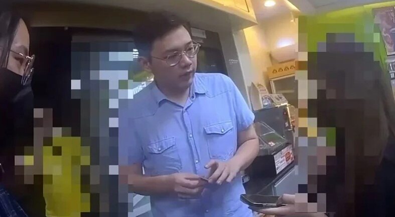 忠孝派出所所長梁世詮(中)接獲店員通報,迅速率員趕赴超商勸阻年輕女學生(右)繼續操作ATM,告知遇上詐騙集團。圖/記者林昭彰翻攝