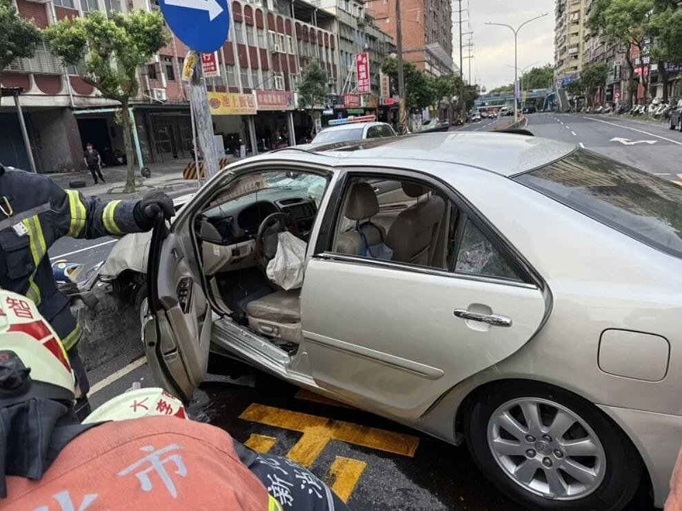 新北市北大國小旁19日發生重大車禍,肇事者余姓老翁經過多天治療,因傷勢過重離世。記者李定宇/翻攝
