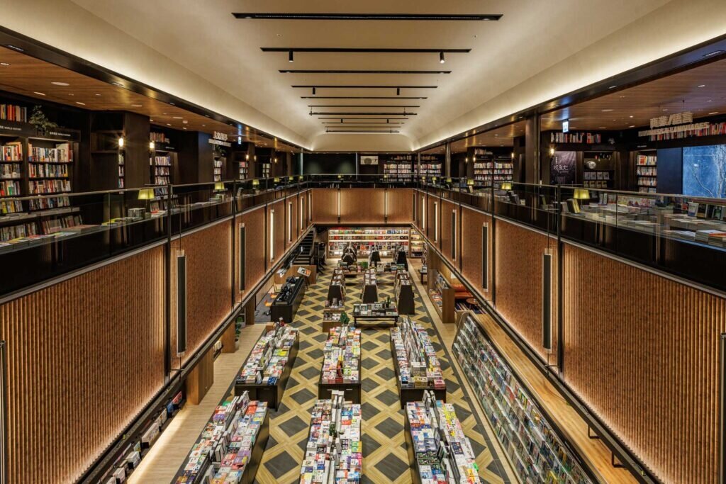 誠品生活台南│挑高10米雙層書店閱讀殿堂優雅壯闊，沉穩木質調設計，展現誠品經典場所精神。圖／誠品