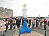 花蓮「消波女神」　傍晚綻放七彩光