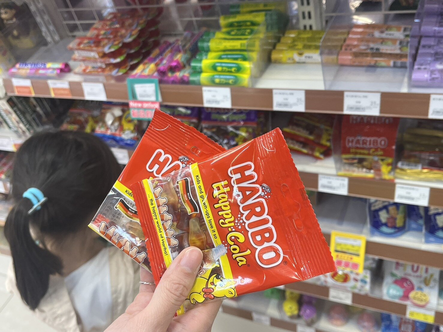 知名小熊軟糖哈瑞寶(Haribo)「快樂可樂(Happy Cola F!ZZ)」口味在荷蘭被驗出含大麻成分,有孩童吃下軟糖後頭暈送醫。圖為國內哈瑞寶小熊軟糖「Happy Cola」口味。記者林琮恩/攝影