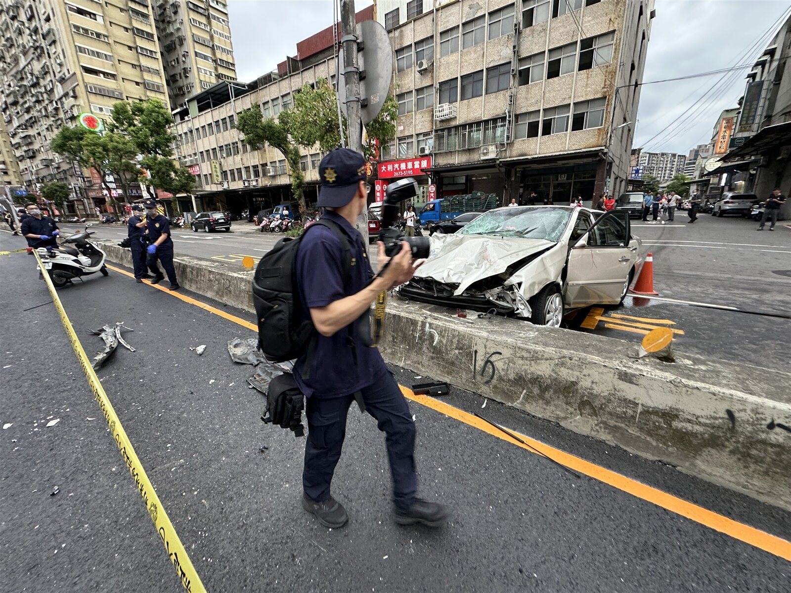 新北市三峽區重大車禍，肇事的余姓老翁今天不治，圖為警方在事發當天蒐證情形。本報資料照片 