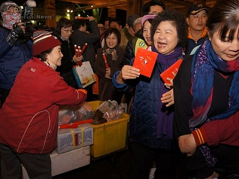 陳菊巡視前鎮魚市場,關心春節魚貨供銷情形。