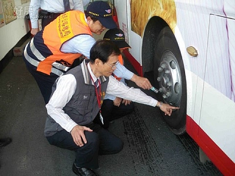 高市消保官查核大客車，確保春節期間民眾行車安全。