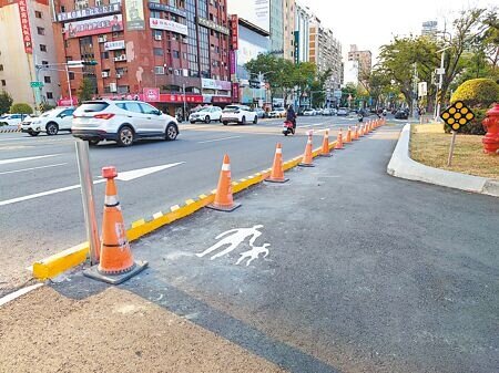 
高雄市五福圓環人行道今年3月有日籍婦人，遭失控車輛撞上身亡，遭批缺乏保護措施，市府隨後進場施作欄杆。（任義宇攝）
