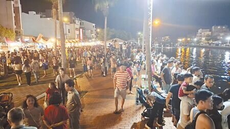 台南市龍舟比賽周邊上百攤市集,入夜有如墾丁大街,市府估計2天吸引10萬人潮。(程炳璋攝)