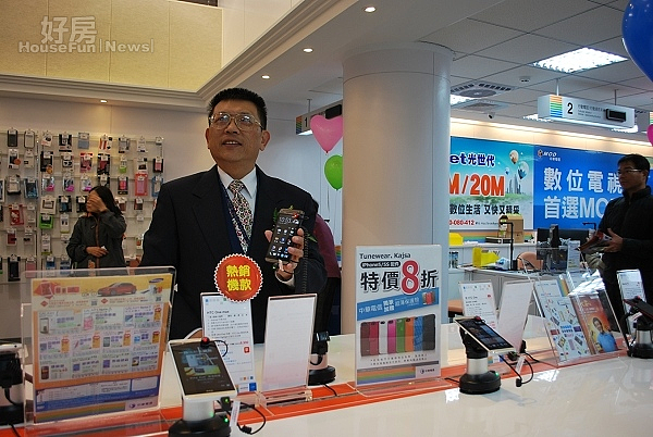 中華電信中壢服務中心數位匯流體驗旗艦店22日開幕式,總經理陳清培現場體驗3C產品。(記者潘瑞如攝)