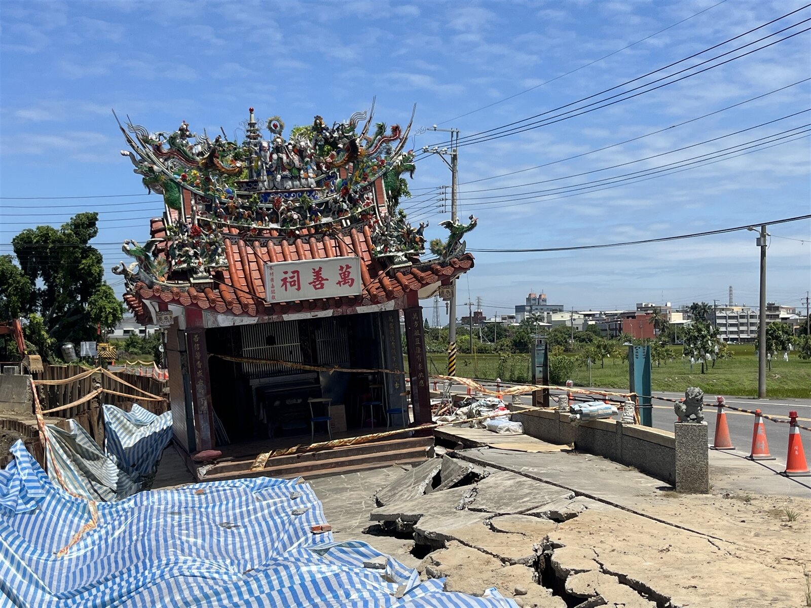 嘉義縣民雄鄉東湖村萬善祠地基流失,向民雄大排方向傾倒,地方居民憂隨時會倒塌。記者黃于凡/攝影