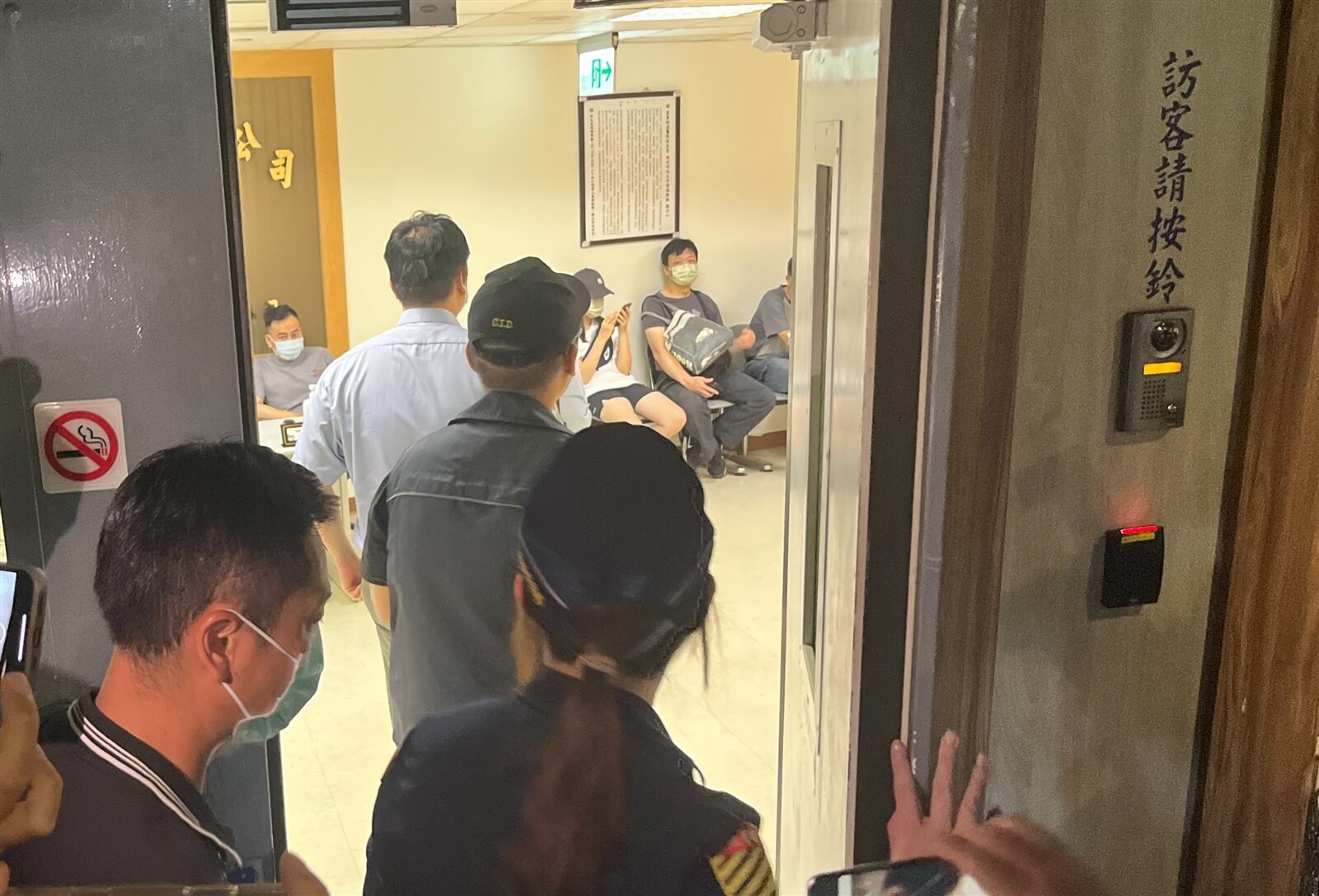 新北三峽三死車禍肇事者余姓老翁昨傷重不治,下午在板橋亞東醫院司法相驗,他的妻、兒由警方帶領進入殮房。記者王長鼎/攝影