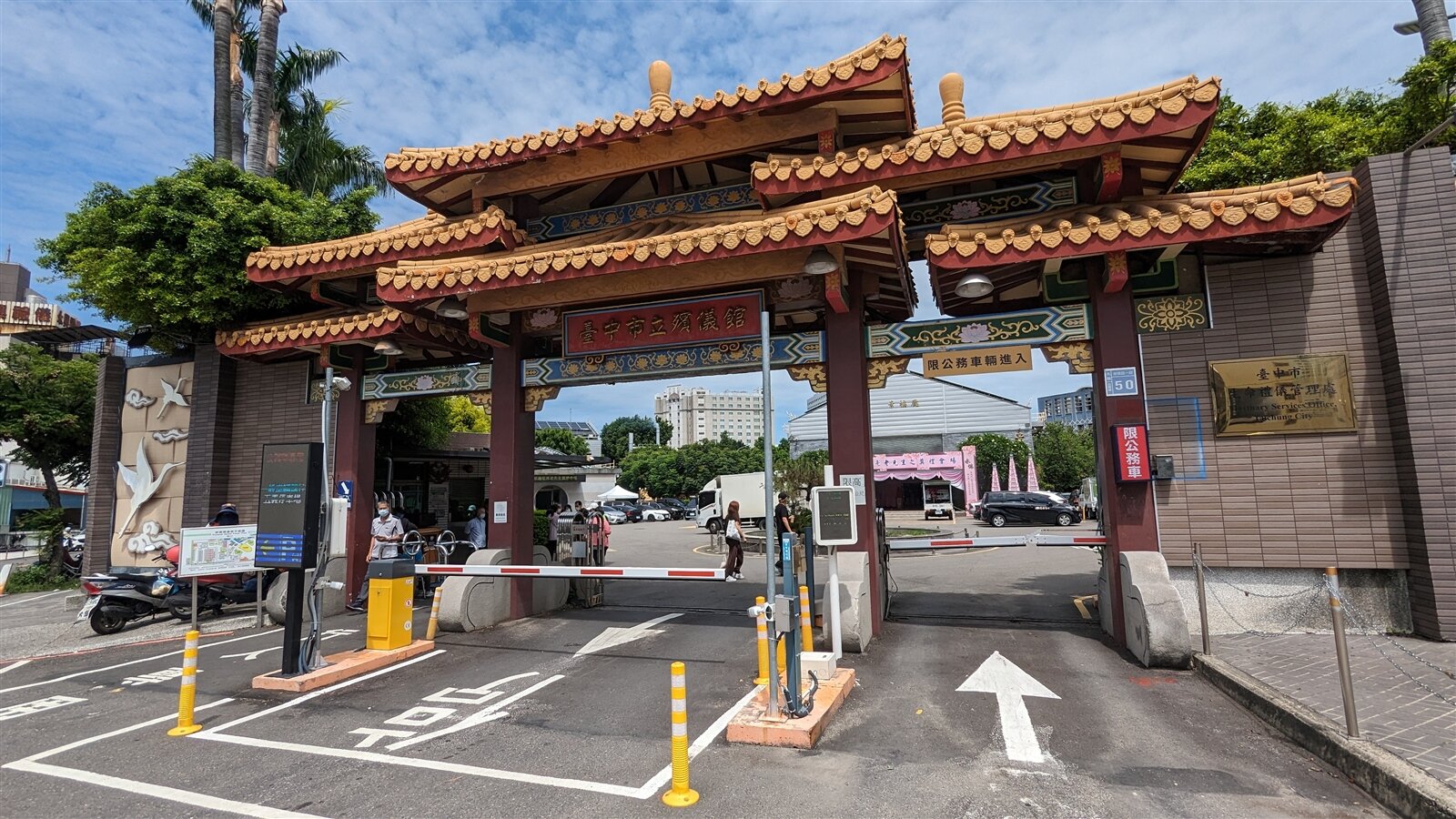 台中崇德殯儀館禮廳量能不足,周邊非法靈堂氾濫,議員提議修法讓業者合法化,民政局表示修改自治條例仍牴觸中央母法,恐無實際作用。記者陳敬丰/攝影