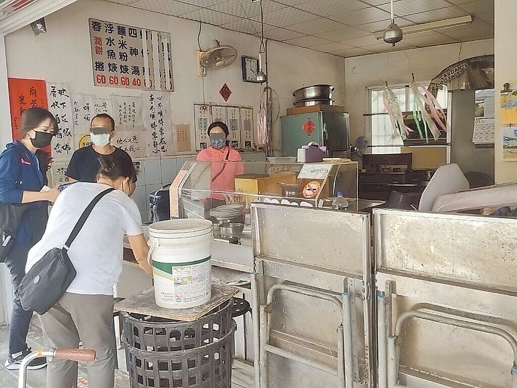 開業70年的高雄橋頭區天成潤餅店傳出疑似食物中毒案,市府衛生局5月27日派員稽查,抽驗熟食砧板及熟食刀具等檢體2件,以及員工、患者人體檢體共7件,感染病原採檢後還在釐清中。(高市府衛生局提供/紀爰高雄傳真)