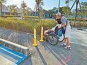 人行道崎嶇、設車阻　身障行不通
