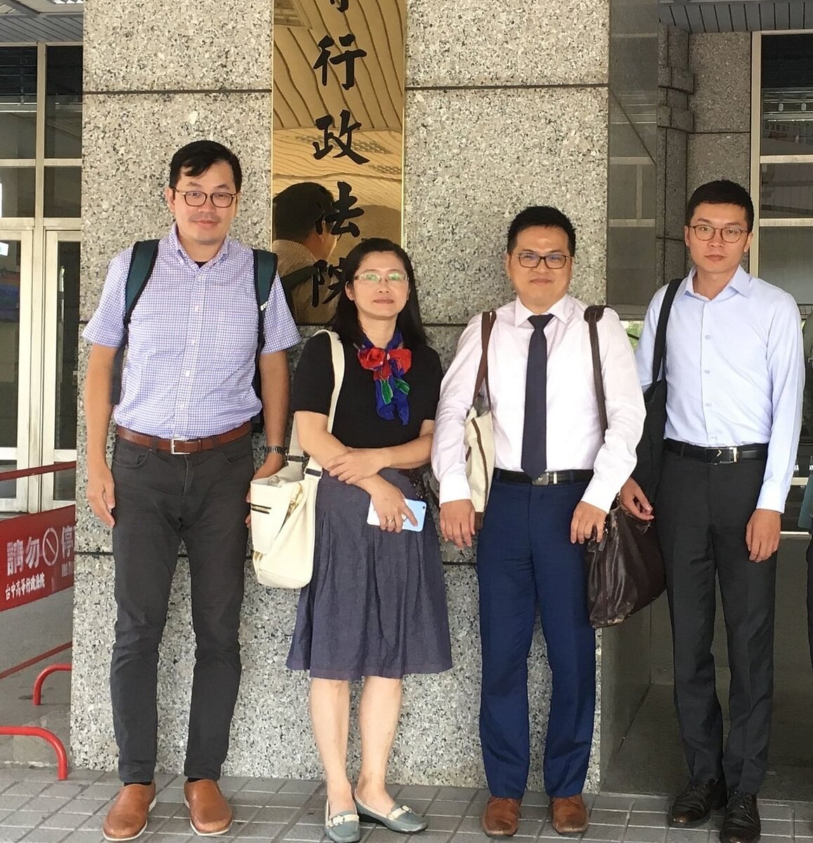 歷時7年漫長審理,中龍鋼鐵環評變更行政訴訟,居民勝訴定讞。圖為中龍鋼鐵開庭,鍾瀚樞(左起)、許心欣、陳建三。圖/環境權基金會提供