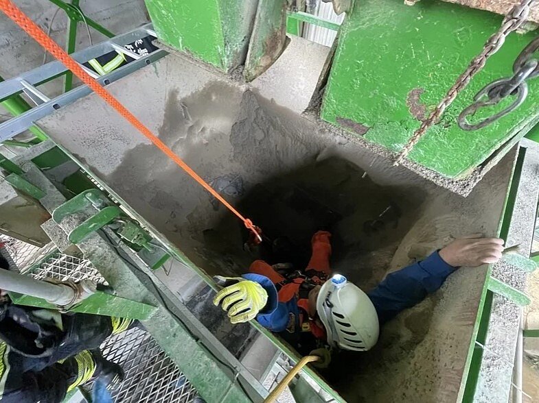 苗栗縣三灣鄉一處混凝土預拌廠31日上午發生工人跌落砂土預拌槽遭埋沒的工安事故,消防局接獲通報趕往,利用立坑救助方式以吊繩救出24歲阮姓越南籍工人,送醫不治。圖/苗栗縣消防局提供
