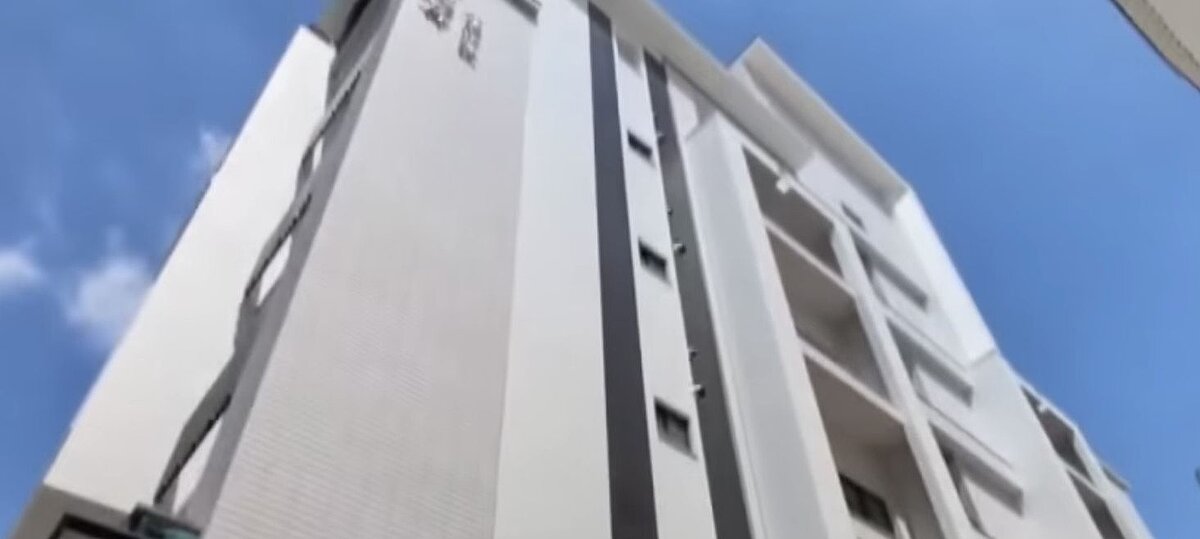 多名民眾訂購嘉義建商鉅泓建設在嘉市推出的「臻品舞」建案,支付頭期款,年初盼到大樓蓋好封頂,室內裝修完成,建商延遲交屋失聯,多位受害屋主及建案工程承包廠在社群Dcard及Threads控訴,向市府消保官黃崇傑求助。記者魯永明/翻攝