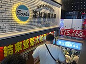 桃園連關2家老書局　蘇俊賓速寫留念...感嘆消費型態移轉迎熄燈
