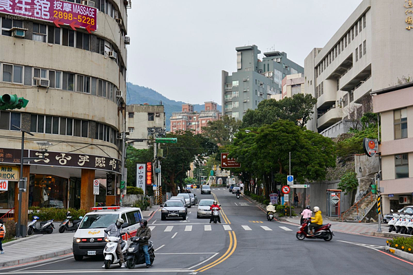 捷運新北投站門口往溫泉區的上山入口處。(好房News記者 陳韋帆/攝影)
