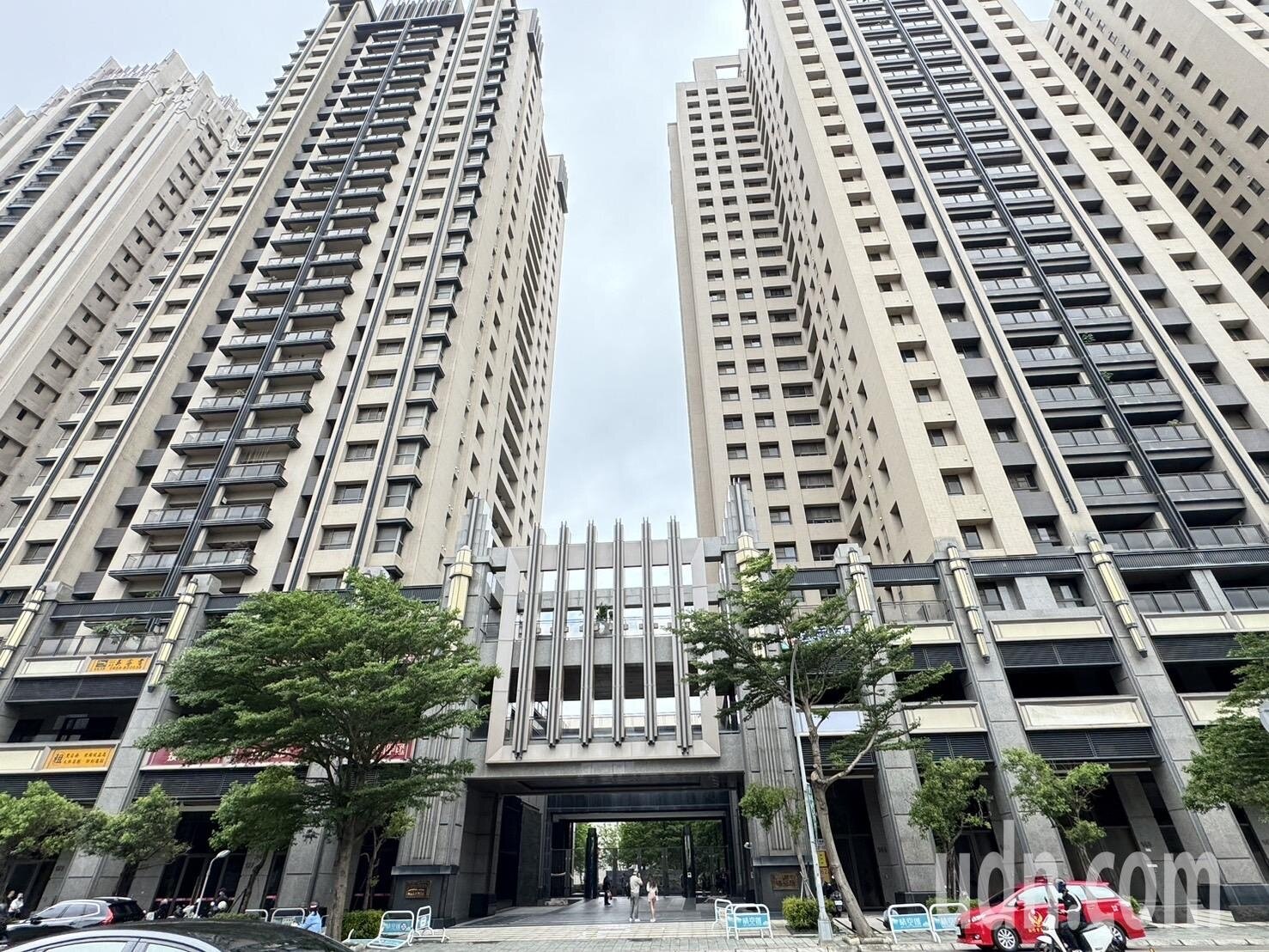 新竹市晴空匯去年5月26日發生火警，D棟104戶住戶至今仍有家歸不得。聯合報系資料照片 