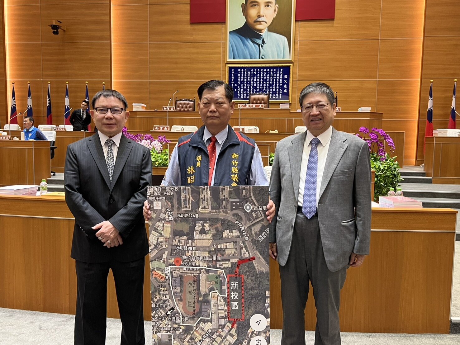 議員林昭錡指出,家長反應姊姊讀二重國小、弟妹卻轉介到竹中國小,造成接送困擾,呼籲縣府盡快評估可用土地,解決校舍不足的問題。記者郭政芬/攝影