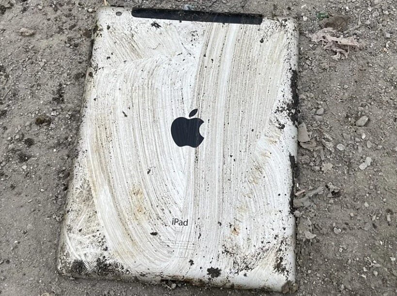 南投市垃圾外運焚化時被查出資收物,慘遭全車退運,清潔隊員重新分類,發現iPad等明顯不可燃且有安全疑慮的物品。圖/南投市公所提供