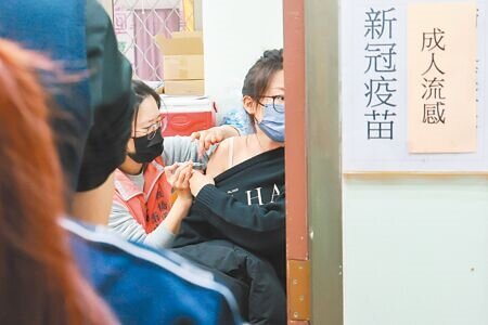 
新冠疫情狂飆，到藥局領藥的民眾大增，且出現買不到快篩的現象。示意圖為民眾施打新冠疫苗。（本報資料照片）
