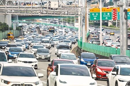 
端午節連假將至，交通部公路局提醒民眾先掌握路況資訊，避開尖峰路段。圖為2024年的端午返鄉車潮。（本報資料照片）
