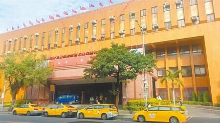 檢調26日兵分20路搜索威京集團總部、中石化、鼎越、京華城公司等地,約談前經濟部長、現任中石化董事長陳瑞隆等18名被告及4名證人到案。(本報資料照片)