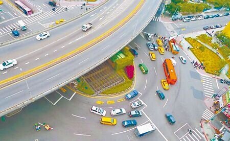 台北市公館圓環預計7月拆除,議員王閔生26日指出,同時台北捷運環狀線南環段工程也在施作,令居民憂心將使文山區陷入交通黑暗期,要求市府積極因應。(本報資料照片)