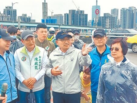 新北市長侯友宜(前排中)26日視察新北大橋機車道改善工程,強調完工後機車事故件數大幅下降。(張鎧乙攝)