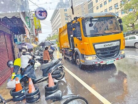 新竹縣議員何智達26日建議縣府推動定點收垃圾試驗計畫,「希望有一天等垃圾的風景會消失」;縣長楊文科則表示將會研究、討論。(陳育賢攝)