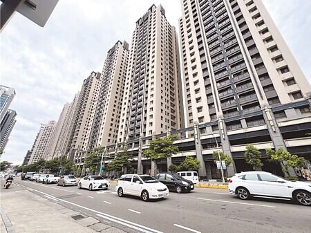 新竹市晴空匯大樓去年發生火警,造成2名消防員殉職,事件屆滿1年,新竹市議會時代力量黨團26日開記者會,要求市府盡速公布行政調查報告。(本報資料照片)