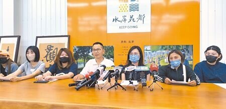 豐原區1家托嬰中心日前傳出14名幼童遭虐待,社會局26日表示,將重罰陳姓女保育人員、托嬰中心,圖為家長出面控訴托嬰中心。(本報資料照片)