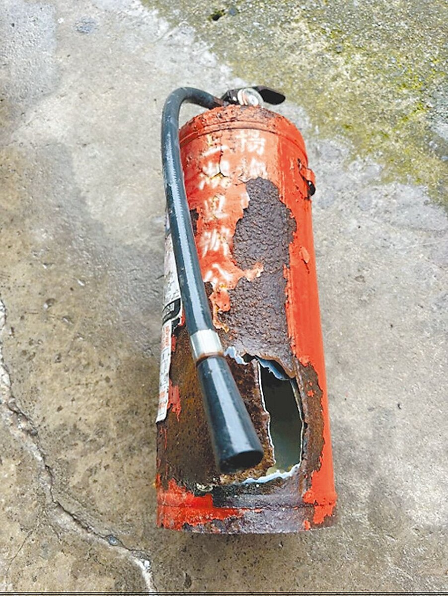 桃園市公共滅火器去年至今已發生5起爆炸事件,近3月更是每月1爆,議員斥救人反成傷人利器。(鄭淑方提供/蔡依珍桃園傳真)