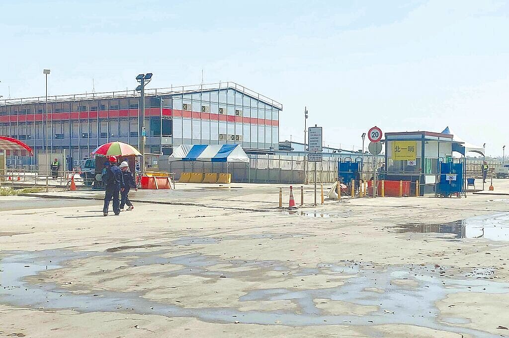 台積電在嘉義科學園區興建封裝廠,26日堆高機施作變壓器設備移入作業時,疑因重心不穩傾倒,1名工人閃避不及被砸中,送醫搶救不治。(讀者提供/呂妍庭嘉義傳真)