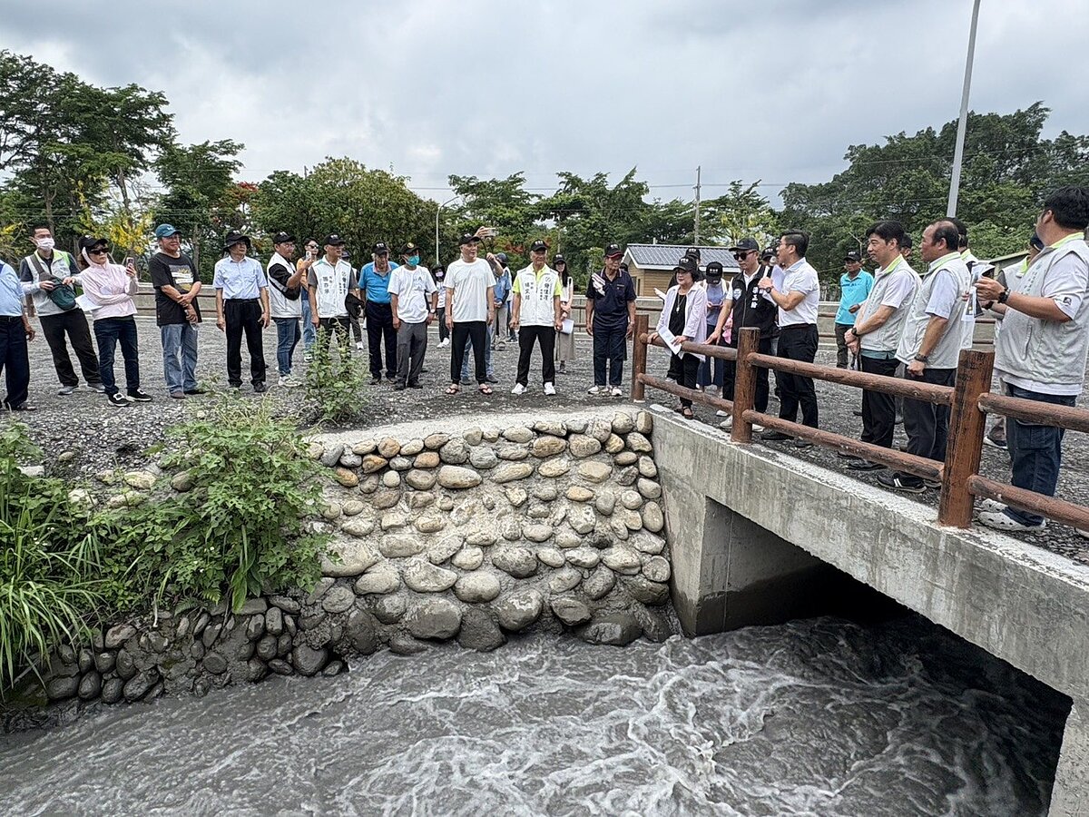 屏東縣高樹鄉舊寮圳調蓄池歷經多年爭取,終於在今年5月4日竣工,立委鍾佳濱26日率財委會考察施工成果,2.55萬噸蓄水可供灌2470公頃農田。圖/立委鍾佳濱辦公室提供